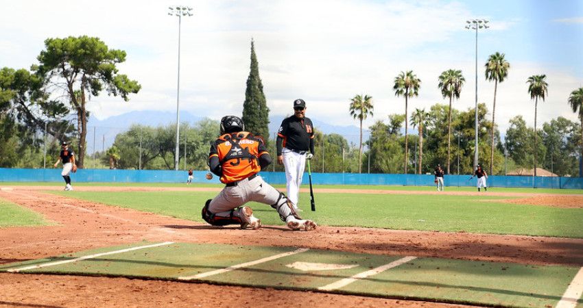 Elmer Dessens, Coachde pitcheo , durante entrenamiento de los