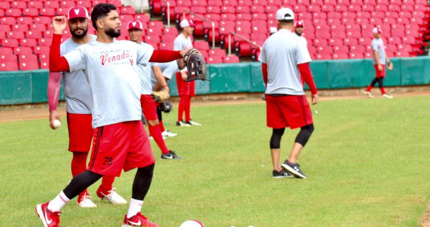 Delino Deshields, Coach, durante entrenamiento de los Rojos de