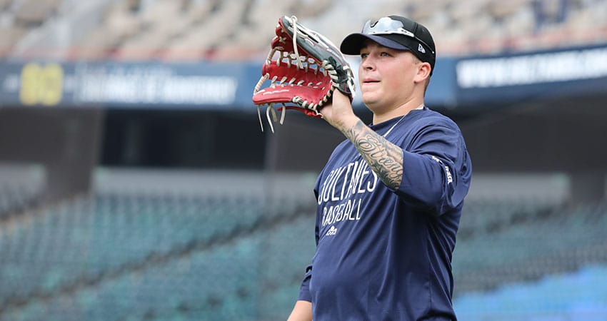NICK STRUCK SE UNE AL CAMPAMENTO DE SULTANES