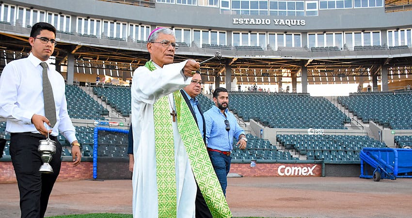 RECIBEN YAQUIS LA BENDICIÓN EN SU ESTADIO