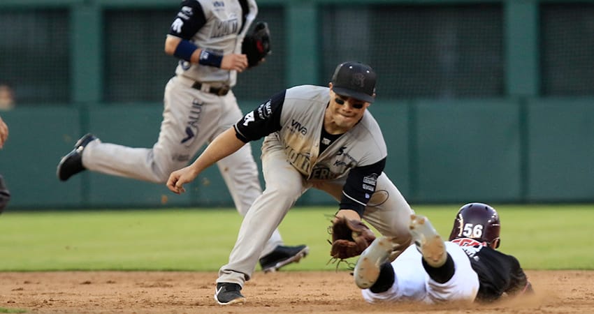 CON GRAN LABOR DE PITCHEO, SULTANES EMPATA LA SERIE ANTE TOMATEROS