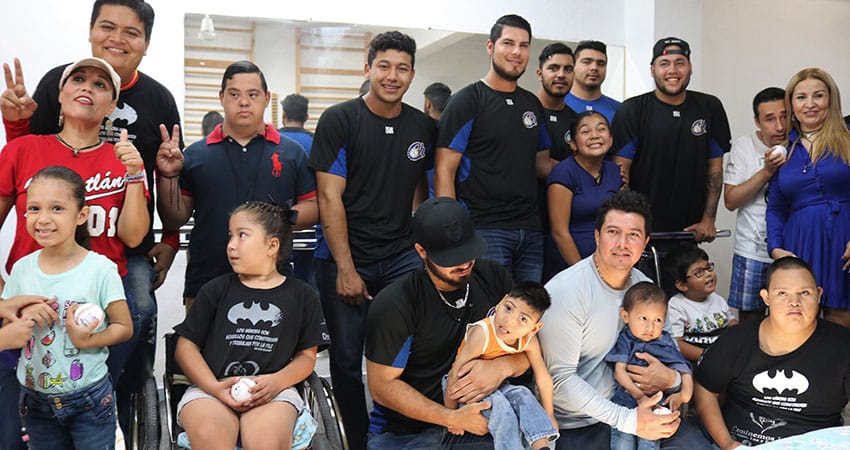 VISITAN JUGADORES DE CHARROS CENTRO INFANTIL EN COLIMA
