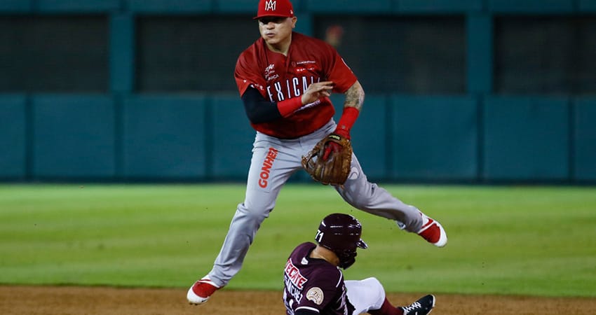 ÁGUILAS SACA LA ESCOBA PARA BARRER A TOMATEROS A DOMICILIO