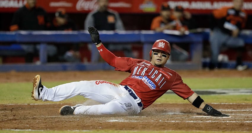 ÁGUILAS SE IMPONE EN CERRADO DUELO A NARANJEROS Y EVITA LA BARRIDA