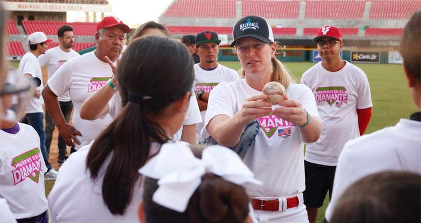 COACH JUSTINE SIEGAL VISITA EQUIPOS DE LMP CON EL PROGRAMA “MUJERES EN EL DIAMANTE”