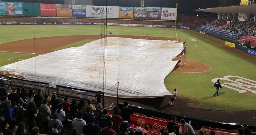 LA LLUVIA HACE DE LAS SUYAS EN EL "CICLÓN" ECHEVERRÍA; JUEGO ENTRE YAQUIS Y MAYOS SE REANUDA EL DOMINGO