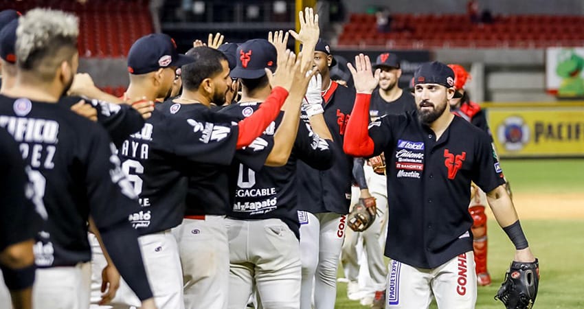 CON SUSPENSO DE POR MEDIO, VENADOS AMARRAN SERIE FRENTE A TOMATEROS