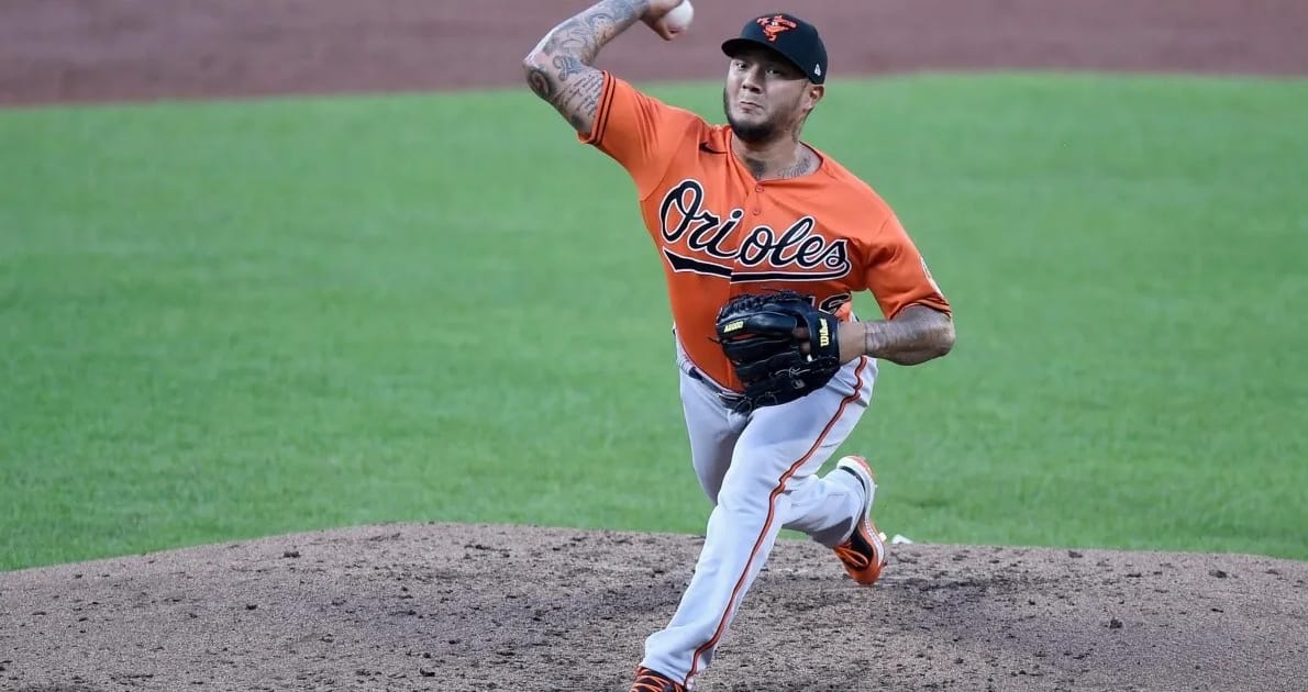 HÉCTOR VELÁZQUEZ PASA DE ORIOLES A ASTROS