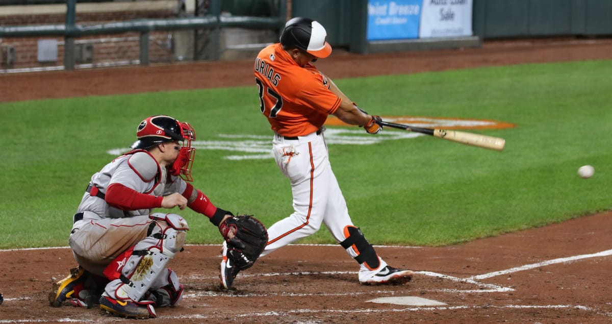 RAMÓN URÍAS ESTRENA EL BAT EN VICTORIA DE ORIOLES