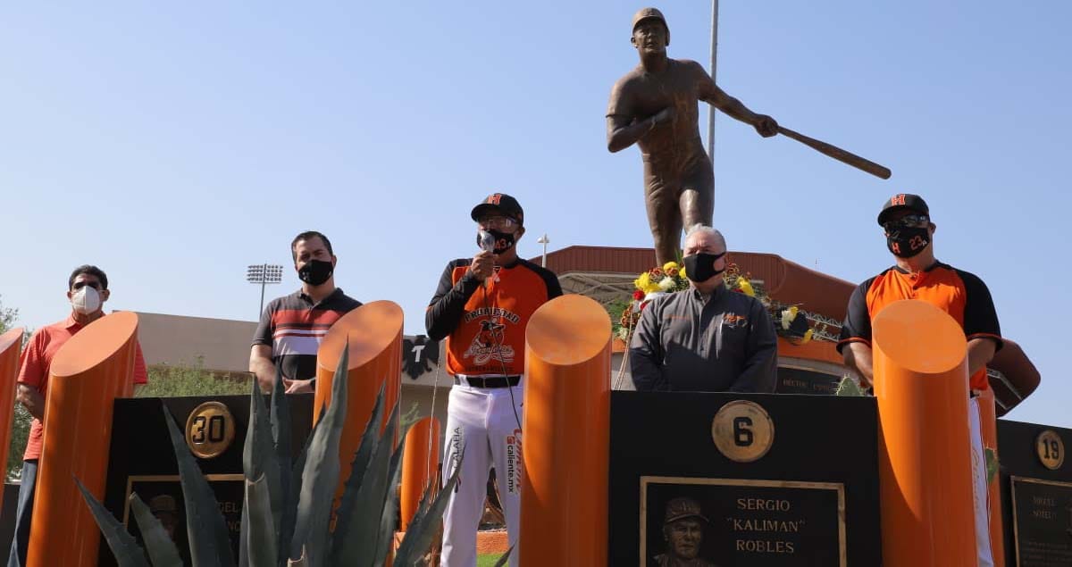 NARANJEROS RECUERDAN A HÉCTOR ESPINO CON HOMENAJE