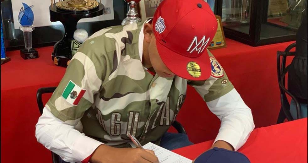 UN ÁGUILA FIRMÓ CON PADRES DE SAN DIEGO