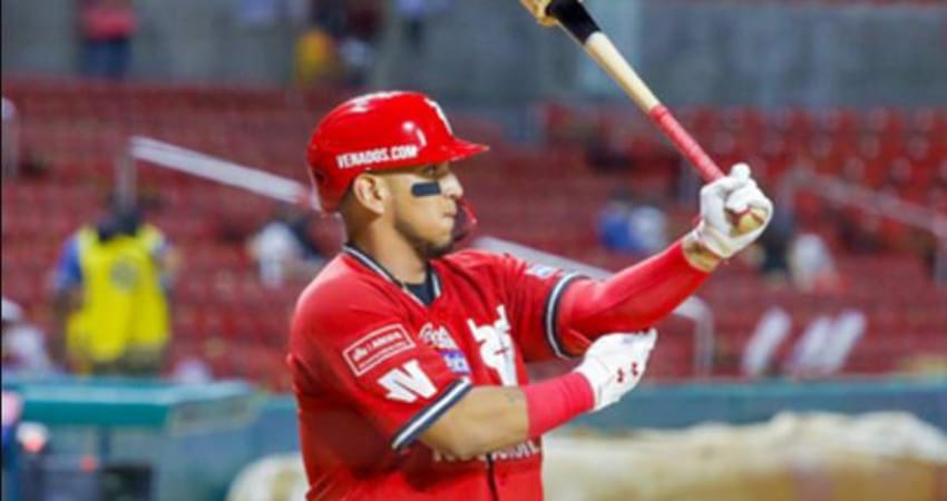 ISAAC PAREDES Y EDUARDO VERA DISFRUTAN SUS TÍTULOS DE BATEO Y EFECTIVIDAD
