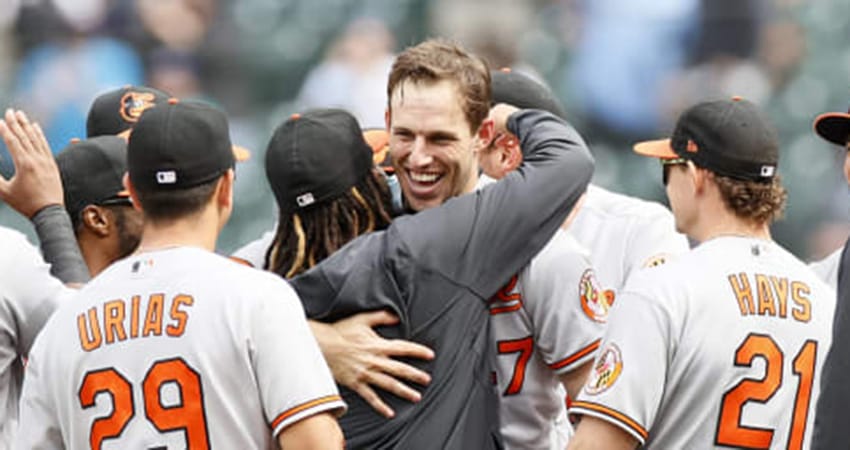 UN MAGISTRAL JOHN MEANS TIRA NO-HITTER VS. SEATTLE