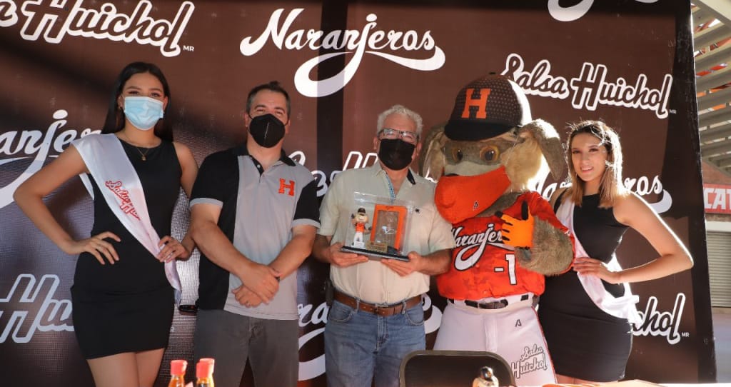 NARANJEROS PRESENTAN BOBBLEHEAD DE BETO COYOTE