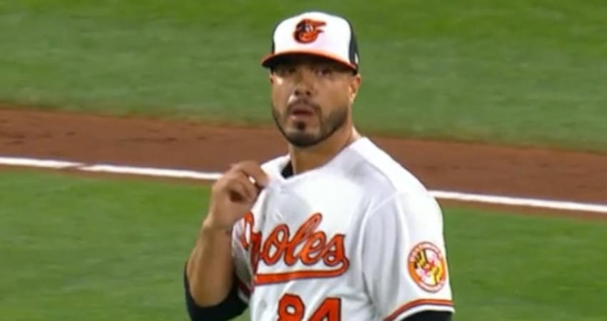 DEBUTA MANNY BARREDA CON ORIOLES Y GANA