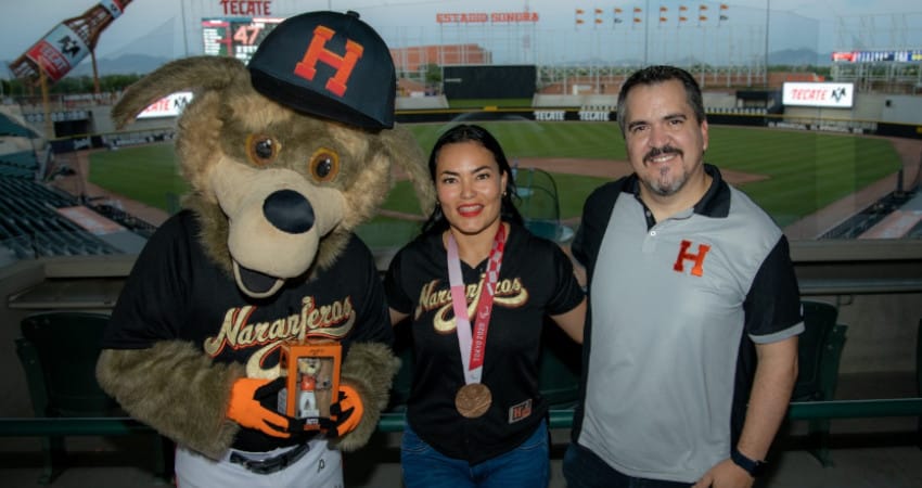 NARANJEROS RECONOCE A LA MEDALLISTA PARALÍMPICA REBECA VALENZUELA