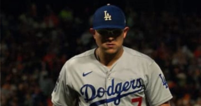 JULIO URÍAS OBTIENE SÉPTIMA VICTORIA EN POSTEMPORADA Y DODGERS EMPATAN SERIE A GIGANTES