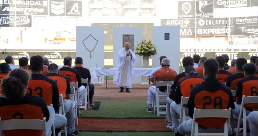 REALIZA NARANJEROS MISA Y ÚLTIMO ENTRENAMIENTO EN EL SONORA