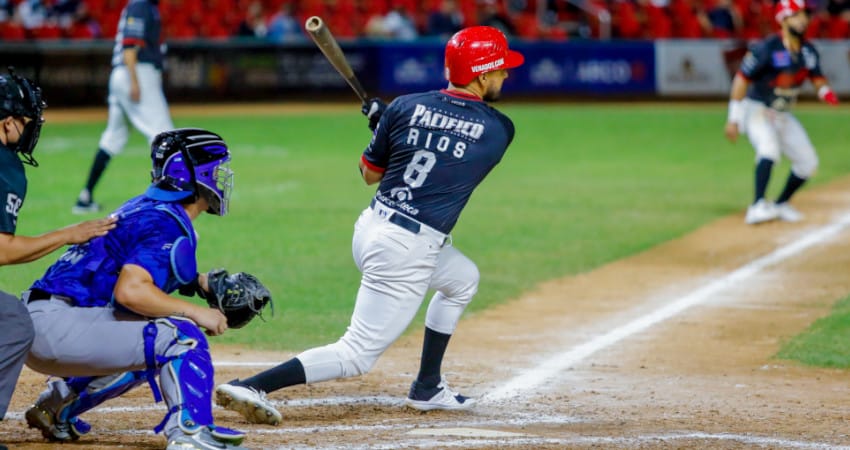 RAMÓN RÍOS SE VISTE DE HÉROE PARA QUE VENADOS GANE LA SERIE EN CASA