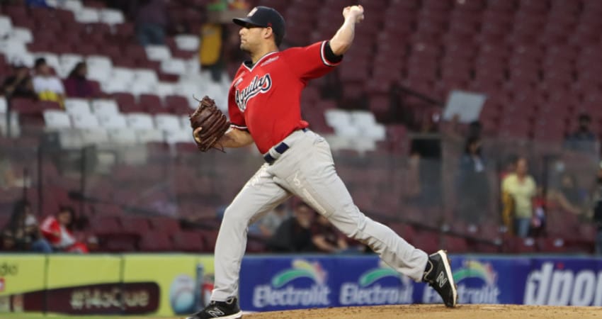 LOS ÁGUILAS SE AFERRAN A LA CIMA CON GRAN NOCHE DE MIGUEL PEÑA