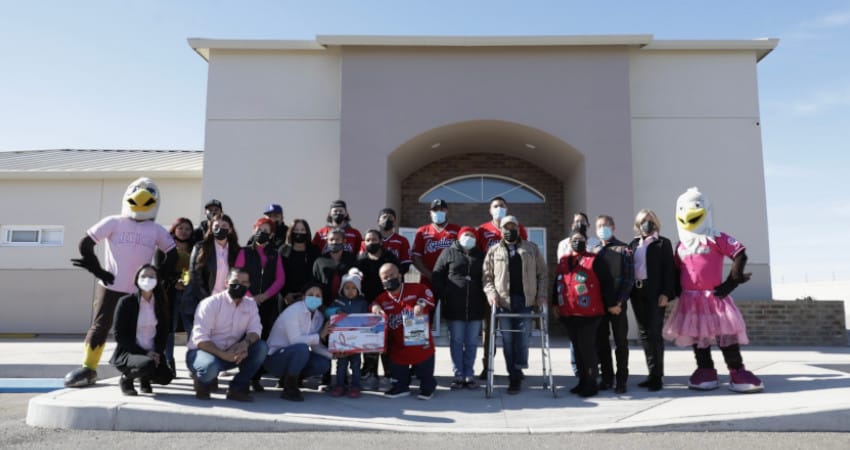 MUJERES QUE VIVEN Y LOS ÁGUILAS DE MEXICALI CELEBRAN DESAYUNO NAVIDEÑO PARA PACIENTES CON CÁNCER