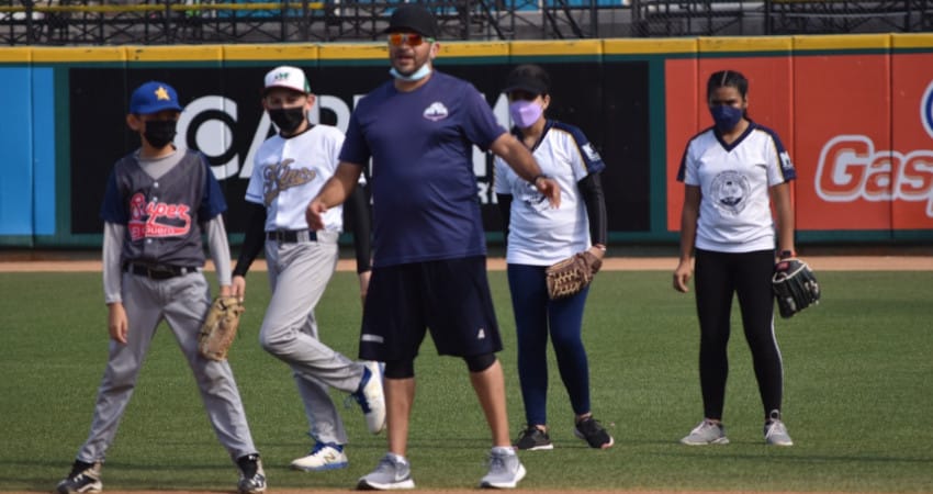 PELOTERITOS DE GUAMÚCHIL RECIBEN INSTRUCCIÓN PROFESIONAL DE LOS ALGODONEROS DE GUASAVE