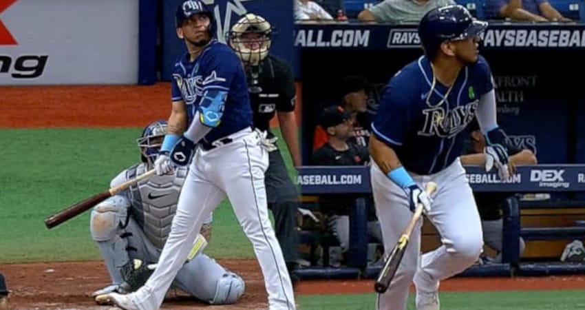 ISAAC PAREDES PEGA DOS HOME RUNS CON RAYS