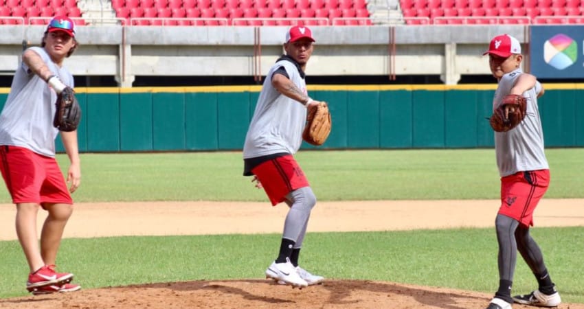 BRAULIO TORRES-PÈREZ PULE SUS LANZAMIENTOS PARA SU DEBUT EN EL BEISBOL INVERNAL CON VENADOS