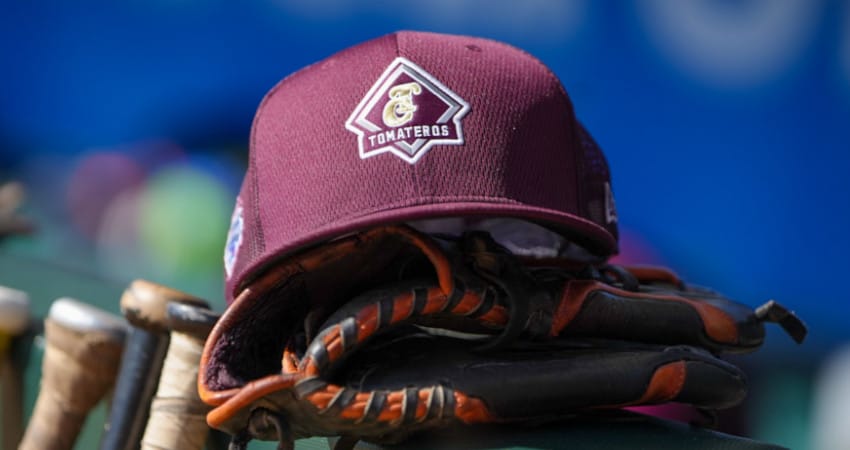 JARDINEROS Y LANZADORES SUDAN EL JERSEY EN EL ESTADIO TOMATEROS