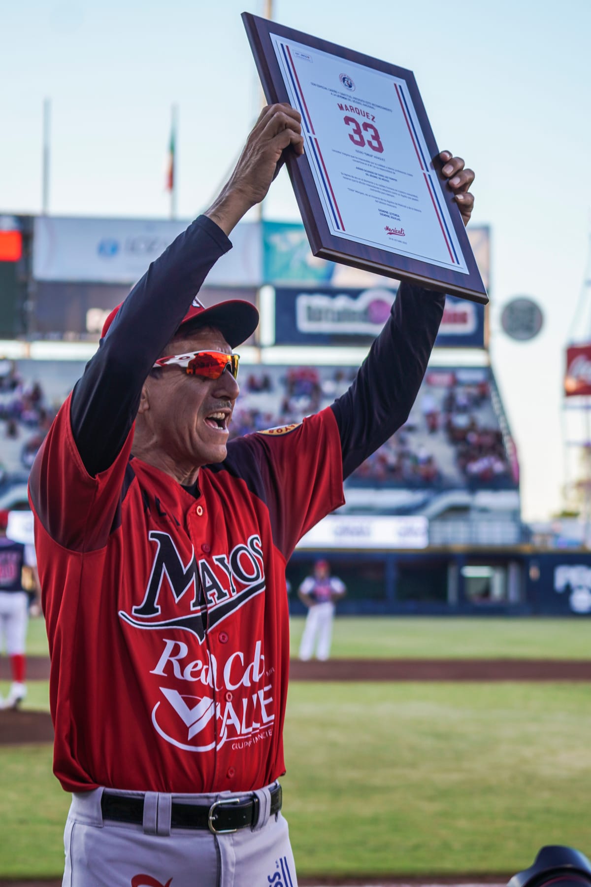 LOS ÁGUILAS RINDEN MERECIDO HOMENAJE A ISIDRO MÁRQUEZ DENTRO DE LA “SERIE LEYENDA”