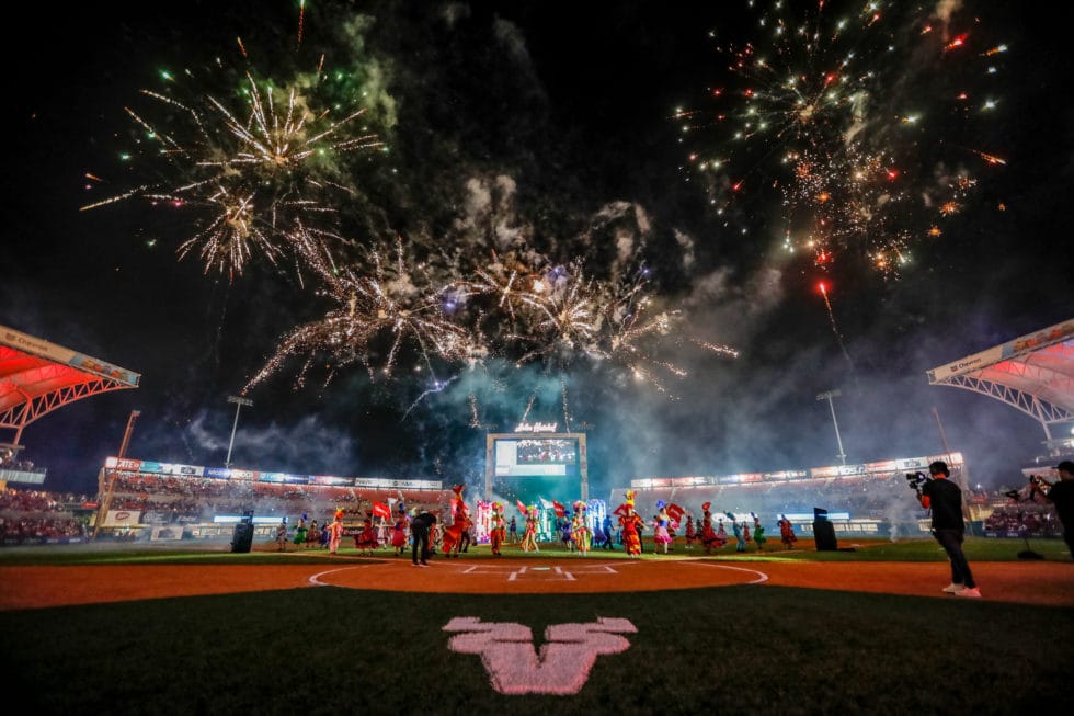 VENADOS DE MAZATLÁN VIVE SU FIESTA DE INAUGURACIÓN TRAS DOBLEGAR AL CAMPEÓN