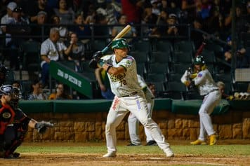 JUAN URIARTE CASTIGA A LOS NARANJEROS