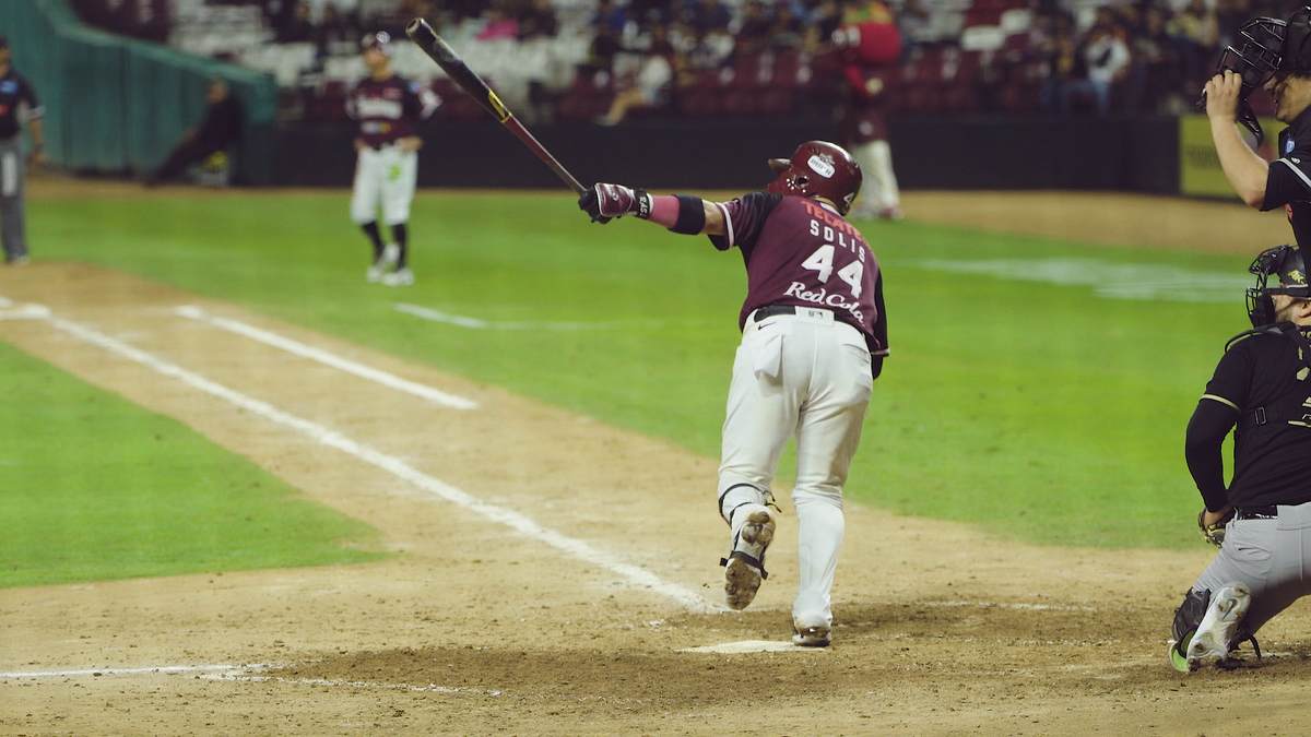 ALÍ SOLÍS TERMINA EL JUEGO CON HR Y TOMATEROS EMPATA LA SERIE