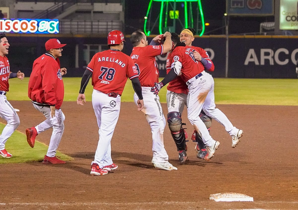 LUIS SANTOS ES EL HÉROE EN WALKOFF EMPLUMADO ANTE VENADOS