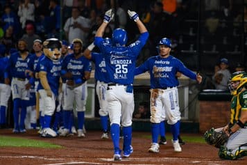 YAQUIS SE MANTIENEN CON VIDA AL APALEAR A CAÑEROS 15-1