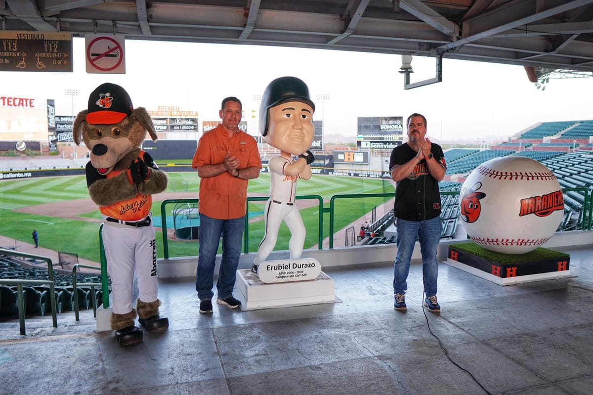 DEVELAN ESCULTURAS DE BOBBLEHEADS NARANJEROS EN EL ESTADIO FERNANDO VALENZUELA