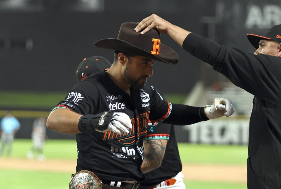 ALFONSO RIVAS LIDERA NOCHE OFENSIVA DE NARANJEROS SOBRE SULTANES