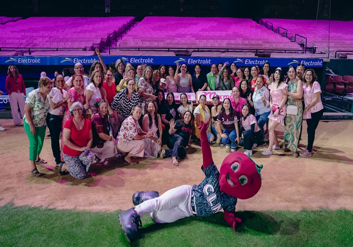 MUJERES INVADEN EL TERRENO DE JUEGO DEL ESTADIO TOMATEROS