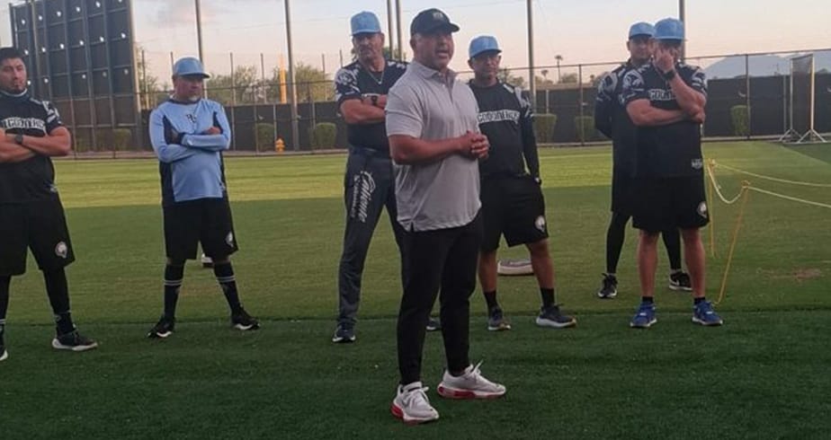 José Moreno tiene primer encuentro con los jugadores de Algodoneros