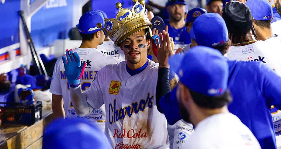 Los campeones suman su primera victoria de la campaña