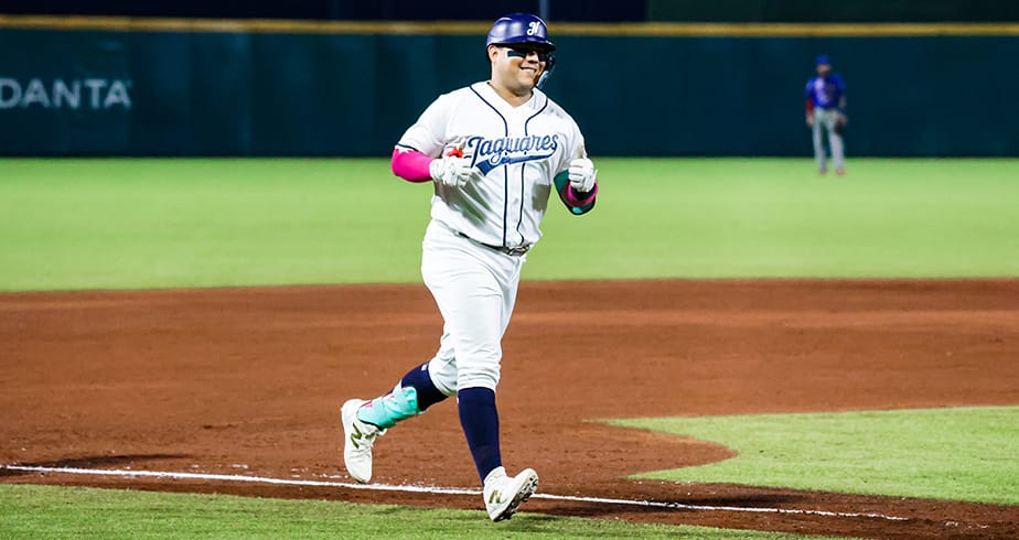 Noche explosiva para los Jaguares que le pegan en el primer duelo a Charros