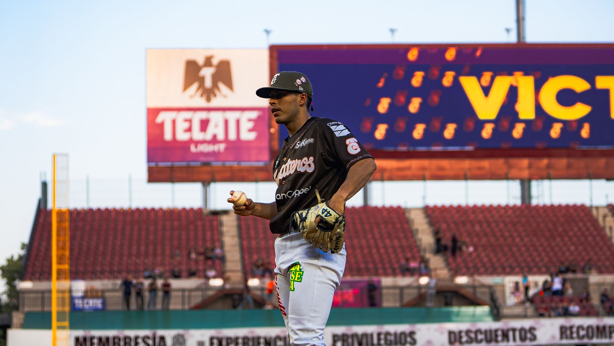 Luce Víctor Castañeda en la lomita y Tomateros gana serie a Cañeros