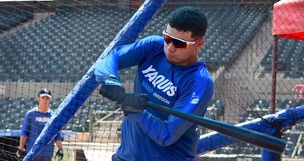LLEGA CARLOS SEPÚLVEDA A PRETEMPORADA DE YAQUIS; TAMBIÉN REPORTA EL COACH PABLO ORTEGA