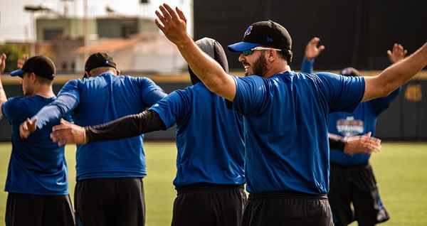 LLEGA HUMBERTO CASTELLANOS AL CAMPAMENTO DE CHARROS TRAS BRILLANTE TEMPORADA EN SUCURSALES