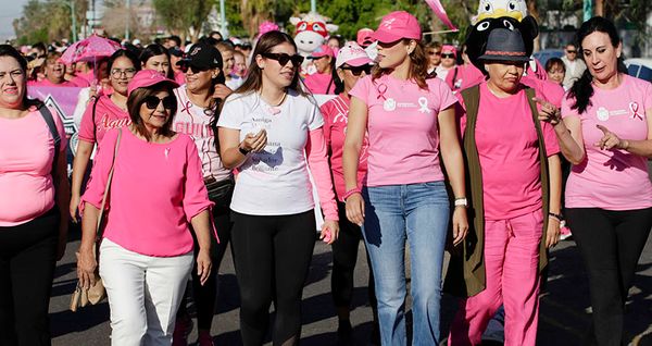 MUJERES QUE VIVEN FORMAN “LAZO HUMANO”