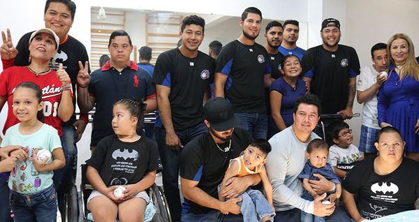 VISITAN JUGADORES DE CHARROS CENTRO INFANTIL EN COLIMA