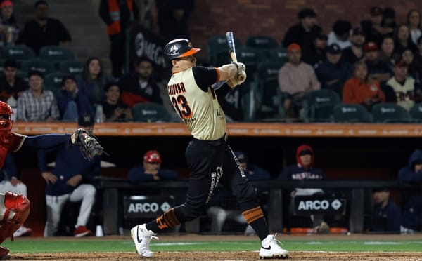 Naranjeros dejan tendidos a los Águilas en extra innings