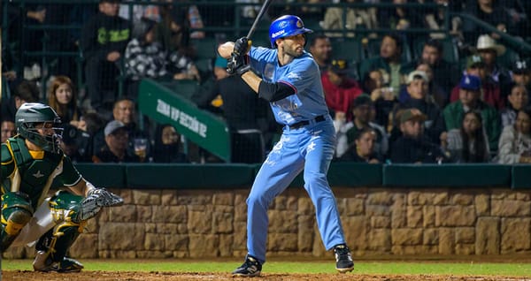 Charros triunfa en extra innings en suelo esmeralda